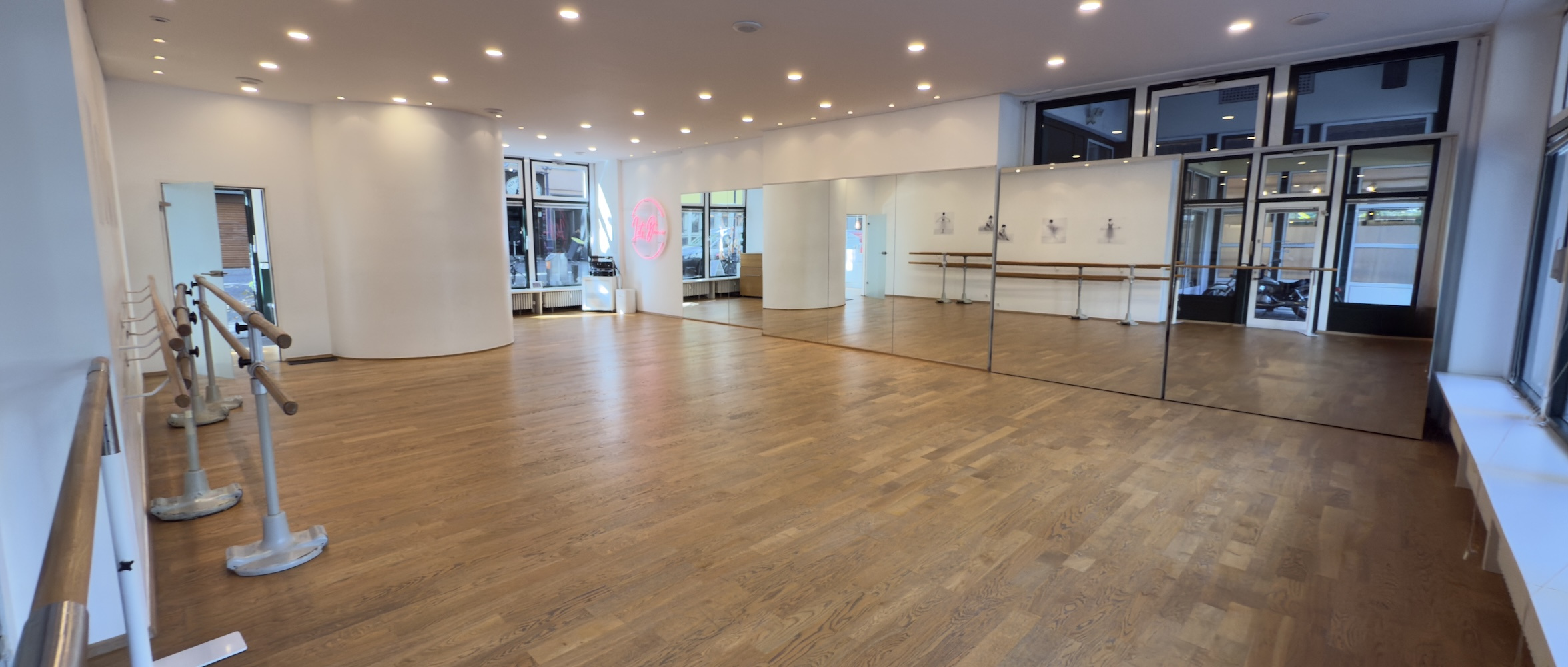 Moderner Ballettsaal mit Spiegelwand im NAF DANCE Studio Köln Innenstadt
