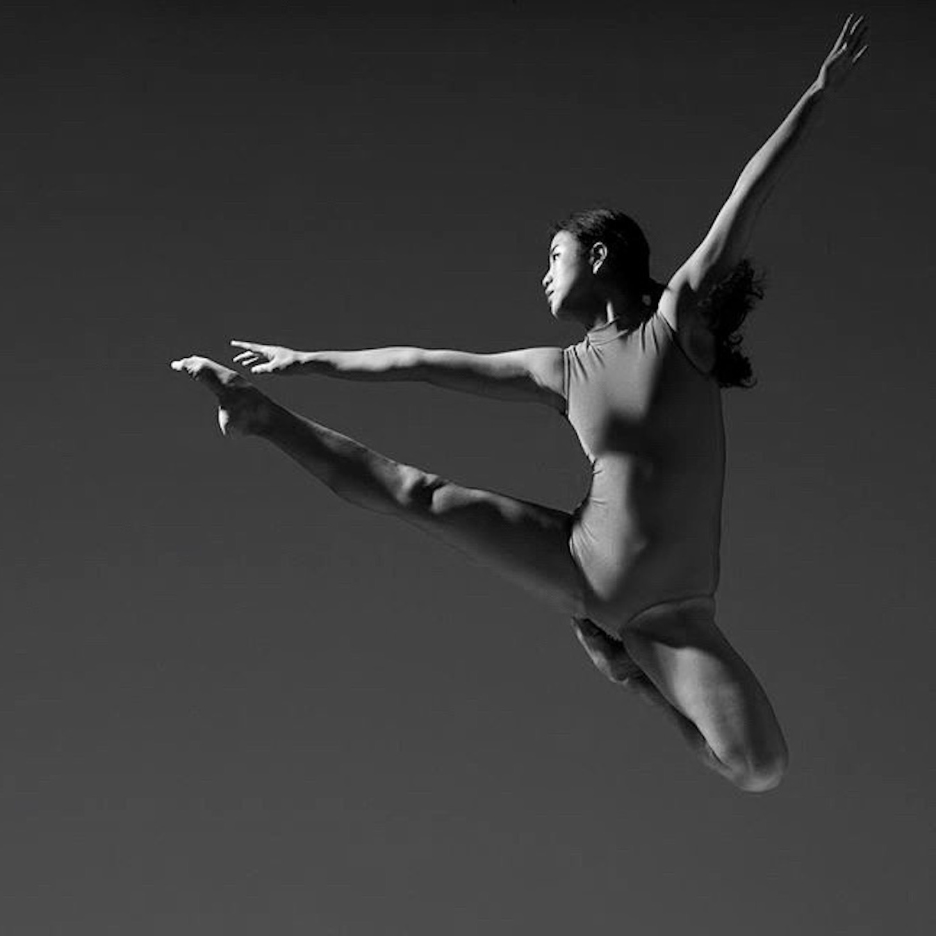 Yunjin Song bei einer Modern Dance Performance auf der Bühne – Ballettpädagogin von NAF DANCE Köln