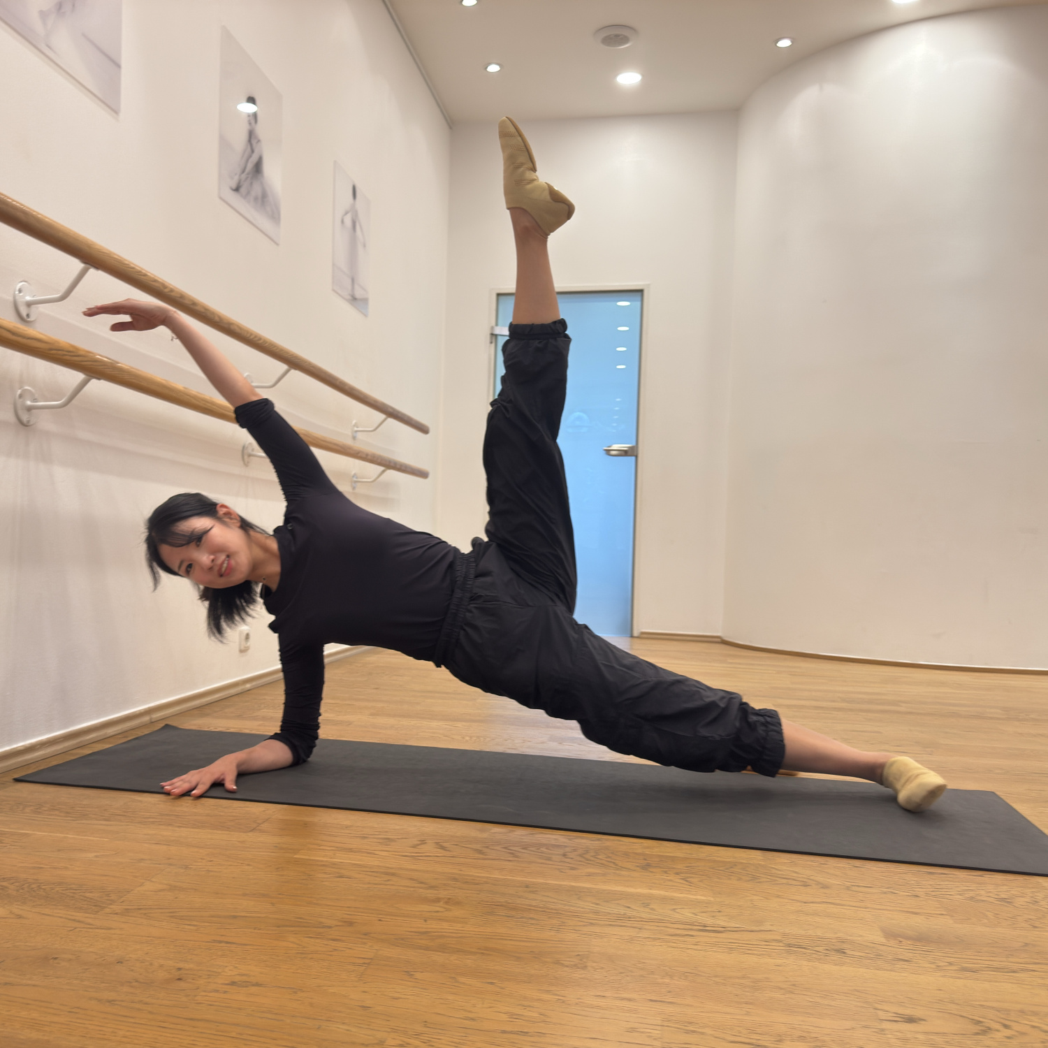 Yunjin Song leitet Barre Ballett Fitness Kurs bei NAF DANCE Köln